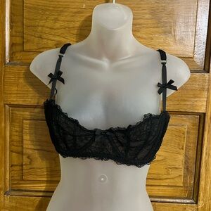 Lot of 2 lace underwire bras.